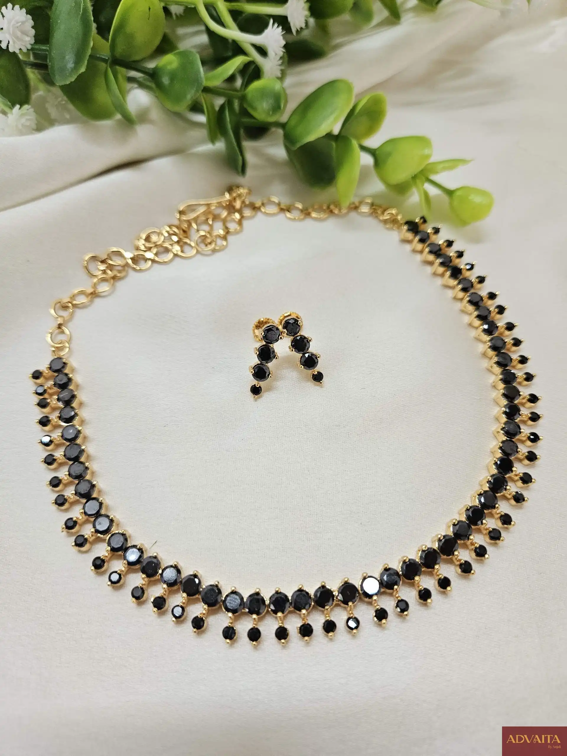 20251118_1437321-scaled Premium Goldlookalike Black Stone Necklace Set - Image 1