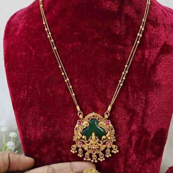 Temple Design Pendent Chain Set